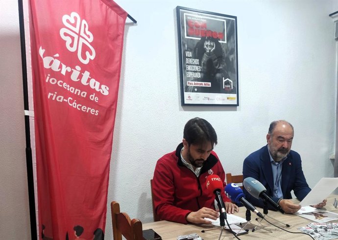 El coordinador de personas sin hogar de Cáritas de Coria-Cáceres, Pedro Garví, y el director de Cáritas, Damián Niso, en rueda de prensa