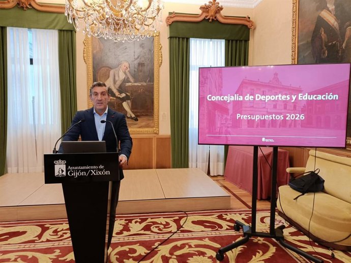 El concejal de Deportes y Educación del Ayuntamiento de Gijón, Jorge Pañeda, en rueda de prensa en el Consistorio gijonés.