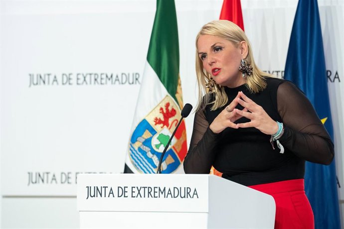 La portavoz de la Junta de Extremadura, Elena Manzano, en rueda de prensa tras el Consejo de Gobierno autonómico