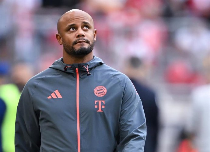 Archivo - El entrenador del Bayern de Múnich, Vincent Kompany, ante el Hamburgo SV en el Allianz Arena. 