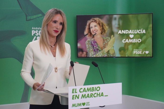 La secretaria de Educación del PSOE-A, Patricia Alba, en rueda de prensa.