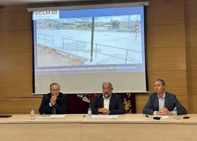 Acto de inauguración de una nueva pista multideporte en la UCLM en Talavera.