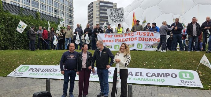 Más de un centenar de agricultores se concentra en Valladolid para protestar por unos precios justos