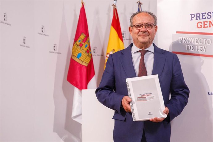 El consejero de Hacienda, Administraciones Públicas y Transformación Digital de C-LM, Juan Alfonso Ruiz Molina, posando con el proyecto de presupuestos de la Comunidad Autónoma para 2026.