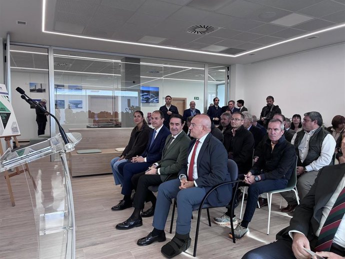 Carnero junto a Suárez-Quiñones, antes de su intervención en la inauguración de la nueva planta del CTR.