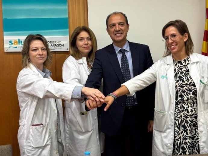 El consejero José Luis Bancalero con la directora del Hospital de Barbastro, Elena Castellar; la gerente del Sector de Barbastro, Raquel Genzor, y la directora de Enfermería, Beatriz González.