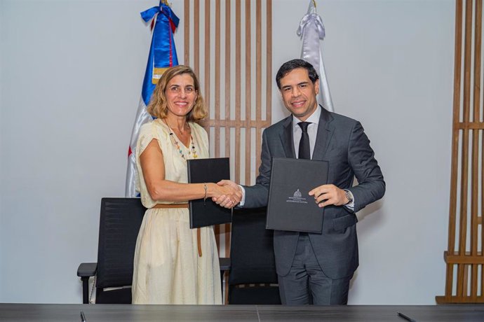 La presidenta del consejo de familia del Grupo Piñero, Isabel Piñero, y el ministro de Cultura de República Dominicana, Roberto Ángel Salcedo.