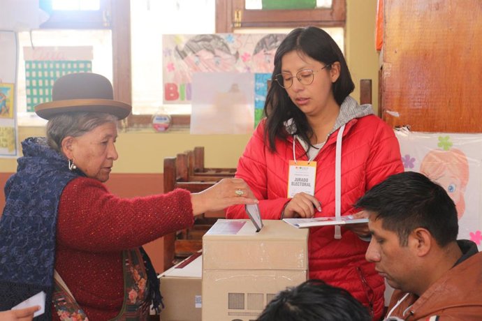 LA PAZ, 20 de outubro de 2025 -- Uma eleitora deposita sua cédula em uma seção eleitoral em La Paz, Bolívia, em 19 de outubro de 2025. Rodrigo Paz Pereira, 58 anos, venceu o segundo turno das eleições presidenciais na Bolívia no domingo, de acordo com a c