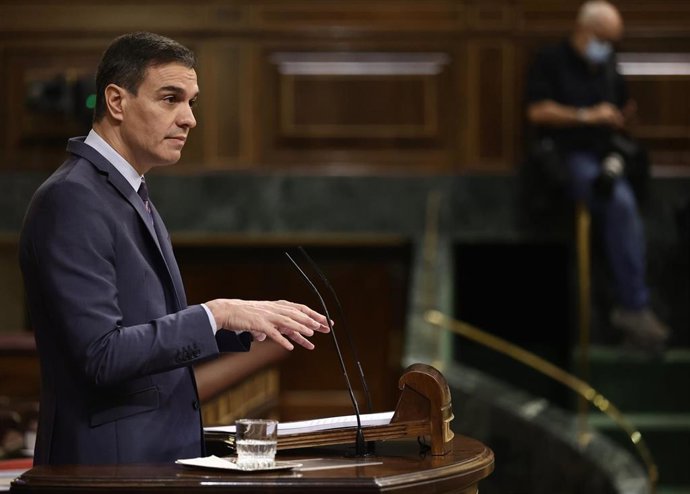 Archivo - El presidente del Gobierno, Pedro Sánchez, interviene en una sesión plenaria, en el Congreso de los Diputados