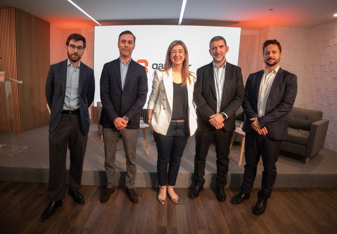 (I-D) El redactor de Europa Press Héctor Millano; el CEO de Qaracter, Enrique Galván; la CEO de ING, Rocío López; el CIO de Santalucia Seguros, Javier Sanchís, y el Managing Director Tecnology & Operations, Rubén Andrés Priego, durante el Encuentro 