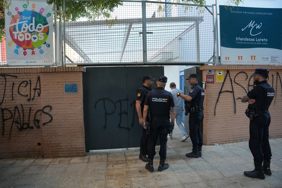 Miembros de la Policía Nacional acuden al centro escolar donde cursaba estudios la chica de 14 años que se suicidó tras sufrir bullying. A 17 de octubre en Sevilla (Andalucía, España).