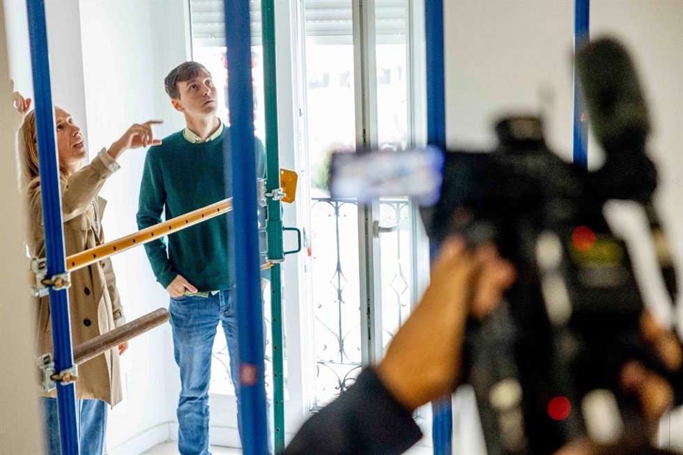 El portavoz de Más Madrid en el Ayuntamiento en funciones, Eduardo Rubiño, visita la vivienda cuyo techo se derrumbó en abril de 2025 por la presencia de un hostal ilegal en la planta superior.