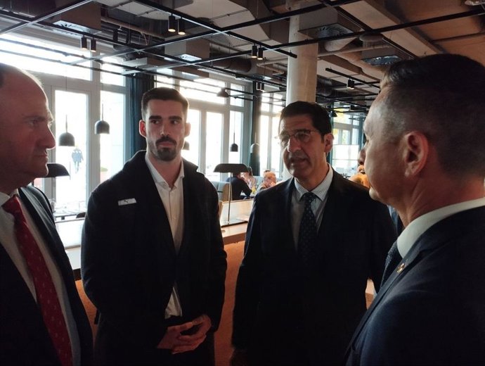 El vicepresidente segundo del Gobierno de Castilla-La Mancha, José Manuel Caballero, y el consejero de Agricultura, Ganadería y Desarrollo Rural, Julián Martínez Lizán, en la recepción de la reunión del Intergrupo del Vino celebrada en Eisenstadt.
