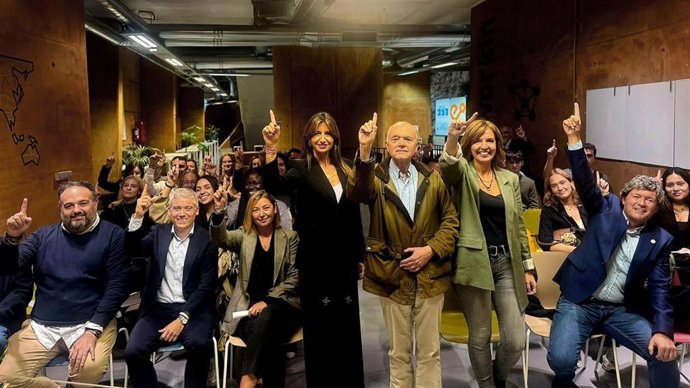 La concejala de Economía del Ayuntamiento de Oviedo, Leticia González; el vicerrector de Estudiantes y Empleabilidad, Alfonso López Muñiz, y la directora de área de Empleabilidad y Emprendimiento, Susana Pérez López.
