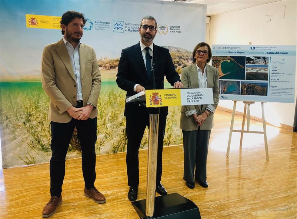 Archivo - El delegado del Gobierno, Francisco Lucas, en el centro de la imagen, junto al jefe de la Demarcación de Costas en la Región, Daniel Caballero; y la Comisionada del Ciclo del Agua y Restauración de Ecosistemas, Francisca Baraza