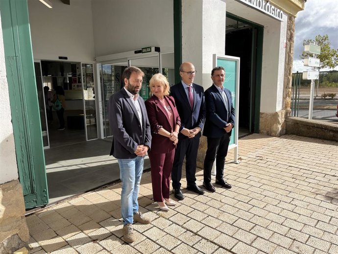 La consejera de Industria, Comercio y Empleo, acompañada de otras autoridades y de los impulsores de la jornada celebrada hoy en Zamora.