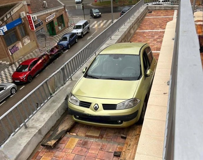 Vehículo encajonado tras introducirse en una calle peatonal del barrio de La Paz de Cuenca.