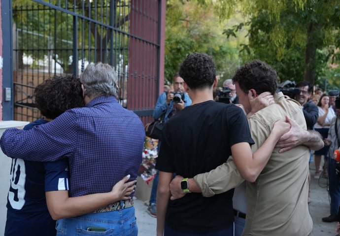 Los padres, hermano y abuelo de la menor en la concentración celebrada este viernes. A 17 de octubre de 2025, en Sevilla (Andalucía, España).