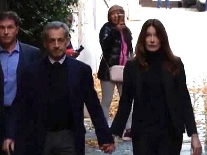 Nicolas Sarkozy, arropado por Carla Bruni ante su ingreso en prisión para cumplir una condena de 5 años