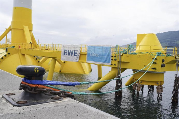 Archivo - Vista de la plataforma eólica marina flotante DemoSATH en Punta Sollana, a 20 de julio de 2022, en Bilbao, País Vasco (España). Se trata de una plataforma que abarca 2.000 metros cuadrados, 30 metros de manga y 68 metros de eslora sobre la que s