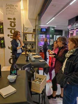 Se abre el primer puesto de venta de Aceite de La Rioja con DOP en el Mercado del Corregidor de Logroño