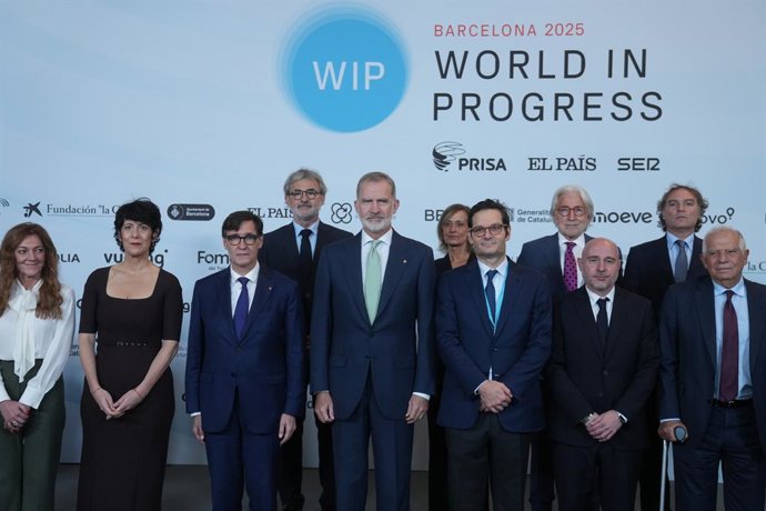 El Rey Felipe VI (4i) y el presidente de la Generalitat, Salvador Illa (3i), a su llegada a la segunda jornada del foro 'World in Progress', en el Palau de Congressos de Catalunya, a 21 de octubre de 2025, en Barcelona, Catalunya (España). Prisa organiza 