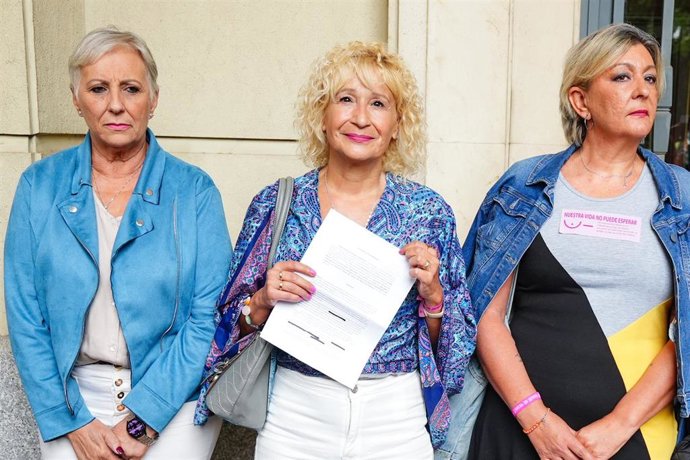 La presidenta de la Asociación de Mujeres con Cáncer de Mama de Sevilla (Amama), Ángela Claverol (c), registra en la Fiscalía una denuncia contra la Junta de Andalucía por "irregularidades" en el cribado del cáncer de mama. A 21 de octubrede 2025, en Sevi