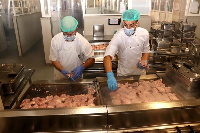 Profesionales del Servicio de Alimentación elaboran uno de los más de 850 menús que salen al día de esas cocinas.