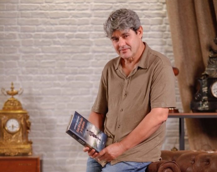 Antonio Mercero presenta su nueva novela 'Está lloviendo y te quiero'.