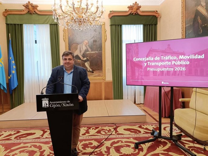 El concejal de Tráfico, Movilidad y Transporte Público del Ayuntamiento de Gijón, Pelayo Barcia, en rueda de prensa en el Consistorio gijonés.