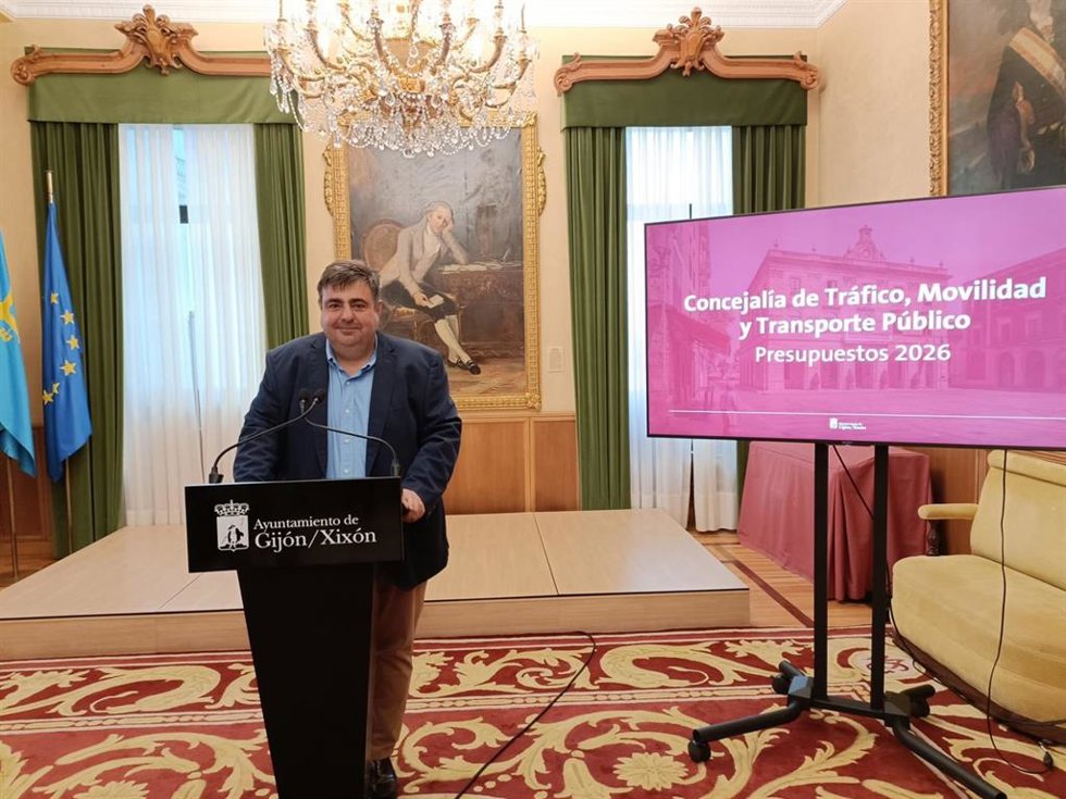 El concejal de Tráfico, Movilidad y Transporte Público del Ayuntamiento de Gijón, Pelayo Barcia, en rueda de prensa en el Consistorio gijonés.