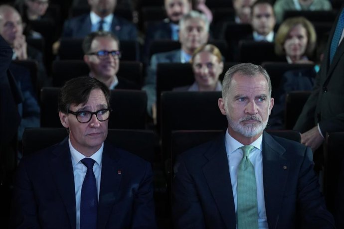 El Rey Felipe VI (d) y el presidente de la Generalitat, Salvador Illa (i), durante la segunda jornada del foro 'World in Progress', en el Palau de Congressos de Catalunya, a 21 de octubre de 2025, en Barcelona