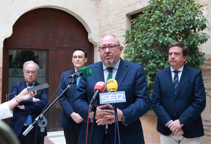 Manuel Torralbo atiende a los medios en Lucena, secundado por Antonio Díaz, José Carlos Gómez Villamandos y Aurelio Fernández.