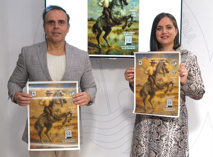 La diputada provincial Patricia Millán y el presidente de la asociación 'El traje de Huelva', Aarón Fernández.