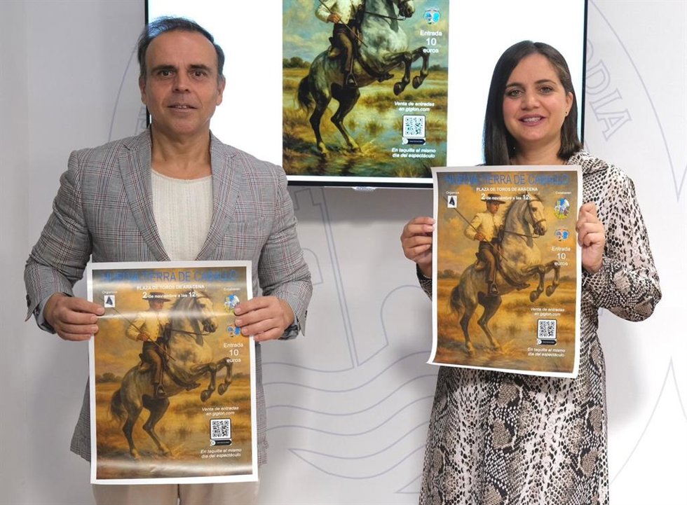 La diputada provincial Patricia Millán y el presidente de la asociación 'El traje de Huelva', Aarón Fernández.