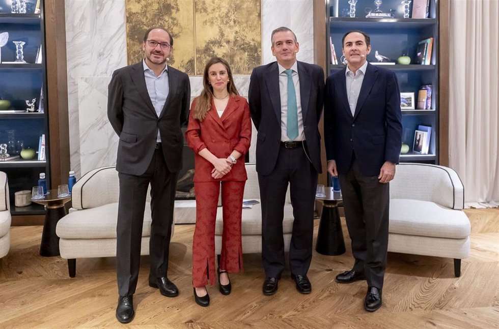 El CEO de DONTE GROUP, Javier Martín Ocaña, la directora de Desarrollo de Negocio de Europa Press, Candelas Martín de Cabiedes, el CEO de IVI RMA Global, Javier Sánchez Prieto, y el Deals Leader de PwC Spain, Carlos Fernández Landa, durante el Encuentro