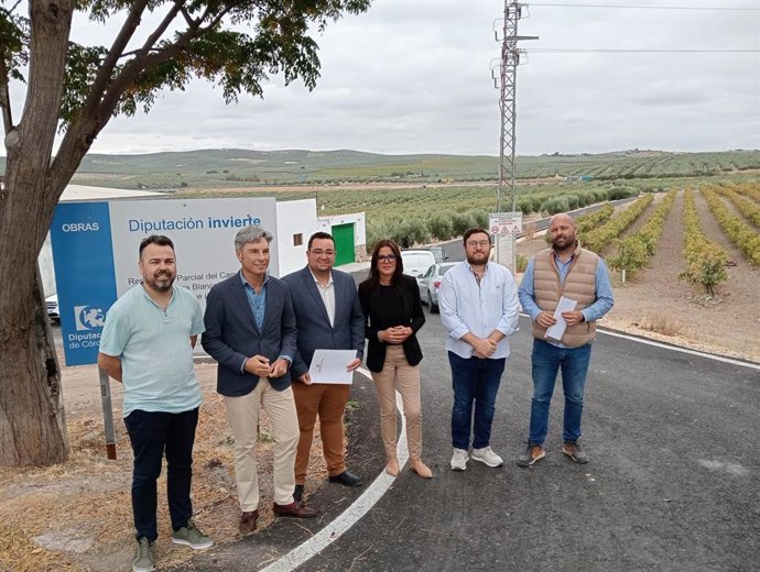 El delegado de Infraestructuras, Sostenibilidad y Agricultura de la Diputación de Córdoba, Andrés Lorite (segundo por la izda.), en su visita a Monturque.