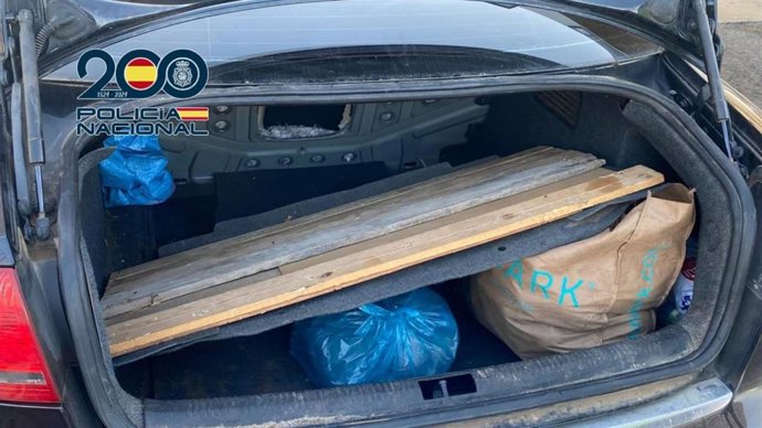 Maletero del vehículo donde se ocultaba un menor de edad para entrar en territorio nacional.