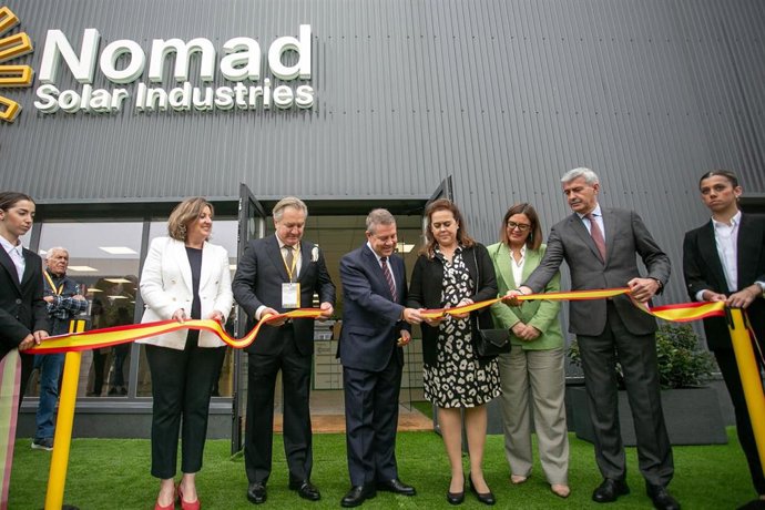 El presidente de C-LM, Emiliano García-Page, inaugurando la fábrica de Nomad Solar Energies en Villarrubia de Santiago.