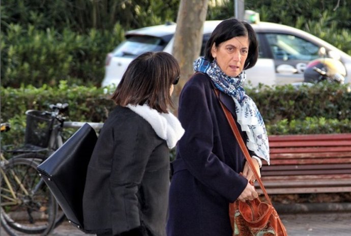 Archivo - La exgerente de Ferrocarrils de la Generalitat Valenciana (FGV) Marisa Gracia (dech), a su llegada a la Ciudad de la Justicia de València