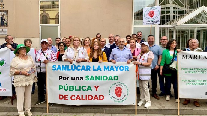 La parlamentaria socialista Verónica Pérez, junto a representantes de Marea Blanca, a las puertas de la Delegación Territorial de Salud.