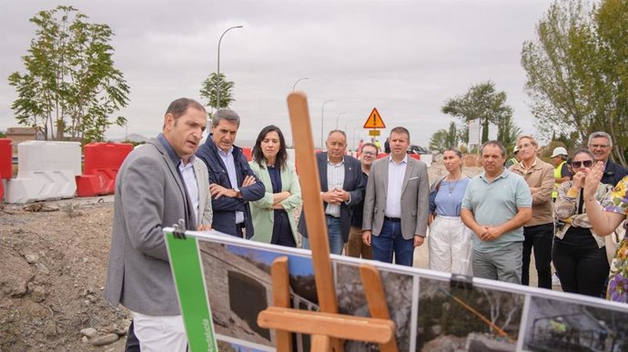 El delegado del Gobierno de España en Andalucía, Pedro Fernández, y la presidenta de la CHG, Gloria Martín, visitan obras de mejora de cauces en la provincia de Granada.