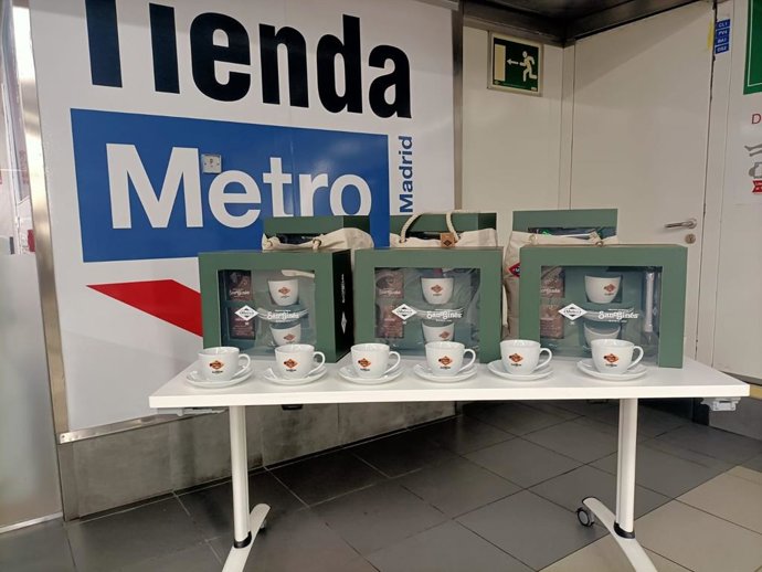 Metro y la chocalatería San Ginés celebran los 100 años de la estación de Ópera con un lote exclusivo de productos