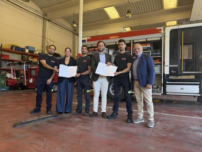 Firma del acuerdo entre la DPH y los Bomberos.