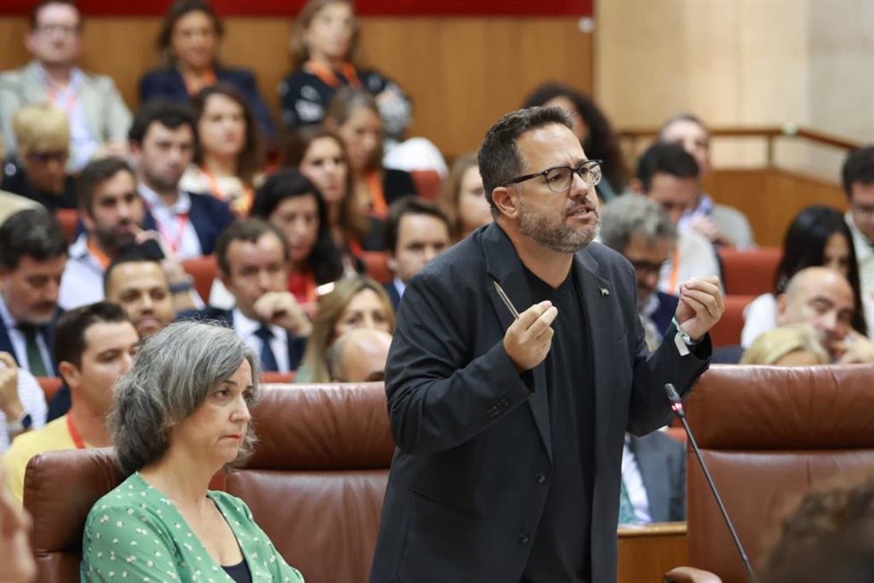 El portavoz del Grupo Mixto-Adelante Andalucía, José Ignacio García, durante una pregunta al presidente de la Junta, Juanma Moreno, en el Pleno del Parlamento. (Foto de archivo).