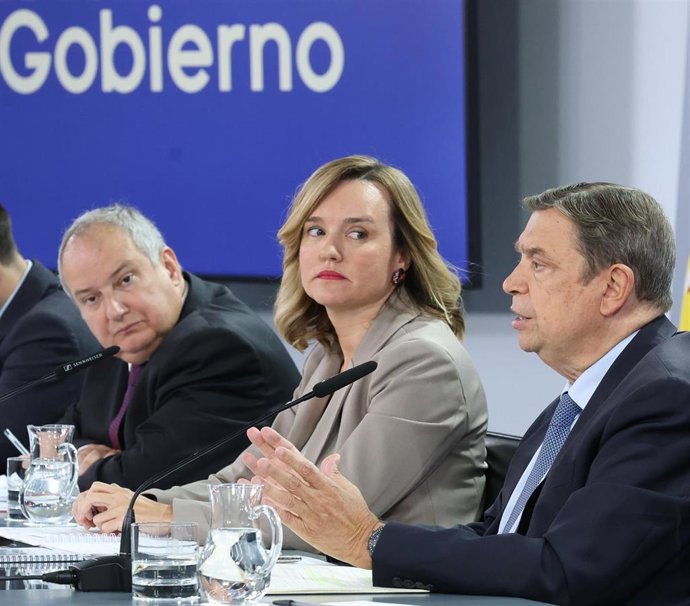 (i-d) El ministro de Industria y Turismo, Jordi Hereu, la ministra de Educación, Formación Profesional y Deportes, Pilar Alegría, y el ministro de Agricultura, Pesca y Alimentación, Luis Planas, durante una rueda de prensa