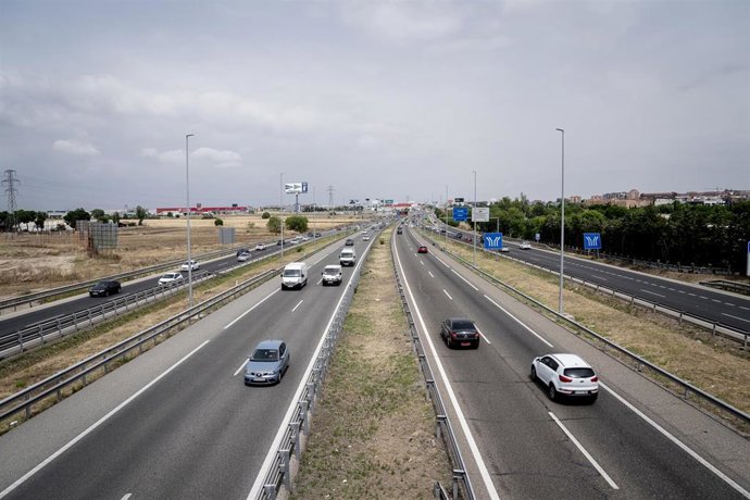 Archivo - Varios coches circulan durante la operación salida de verano 2024, en la autovía A5, a 28 de junio de 2024, en Madrid (España). 