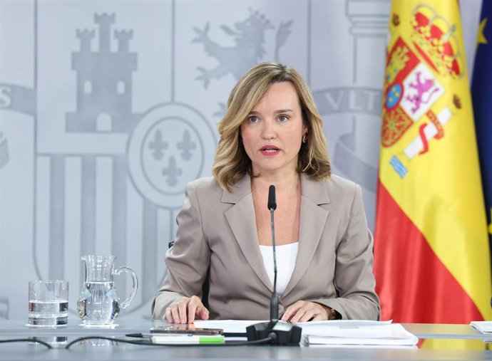 La ministra de Educación, Formación Profesional y Deportes, Pilar Alegría, durante una rueda de prensa posterior a la reunión del Consejo de Ministros, en el Palacio de la Moncloa, a 21 de octubre de 2025, en Madrid (España). El Consejo de Ministros ha ap