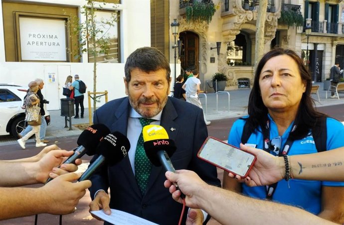 El tercer teniente de alcalde del Ayuntamiento de Barcelona, Albert Batlle, atiende a los medios después del desalojo del parque Joan Miró.