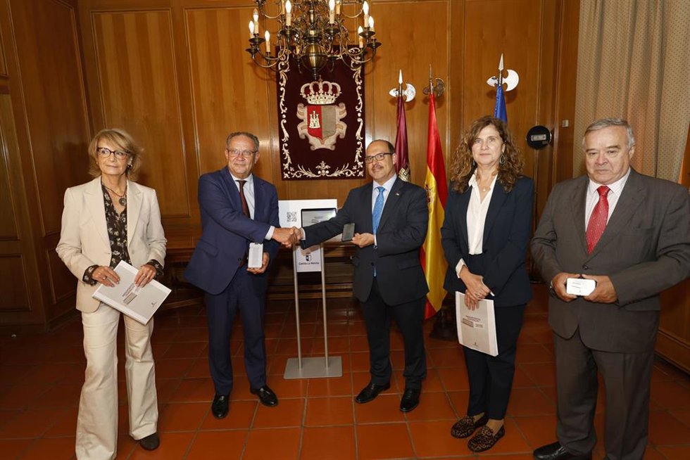 El consejero de Hacienda, Administraciones Públicas y Transformación Digital de C-LM, Juan Alfonso Ruiz Molina, entregando el proyecto de presupuestos de la región para 2026 al presidente de las Cortes regionales, Pablo Bellido.